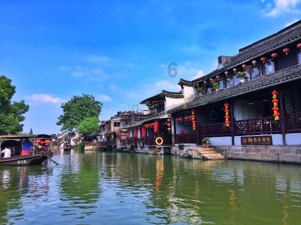 以色列军队密集轰炸汗尤尼斯,造成至少30人死亡